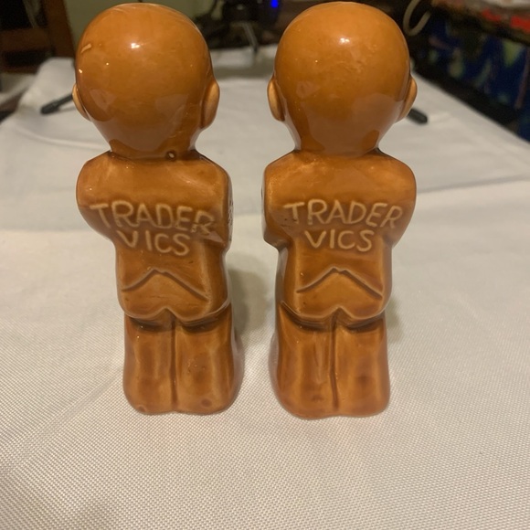 Trader Vic’s Hawian Salt and Pepper Shaker Set 1960’s No Damage - Picture 2 of 4